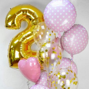 1 foliová číslice, 5 fóliových kruhů s puntiky, 2 foliové srdce, 3 latexové balónky s konfety. Latexové balónky se zpracovávají na dlouhý let (3-10 dní), fóliové balóny létají 7-14 dní
