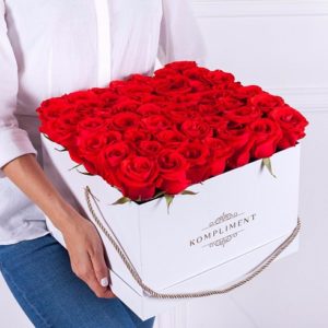 Hranata krabice rudých růží