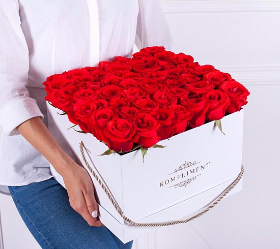 Hranata krabice rudých růží